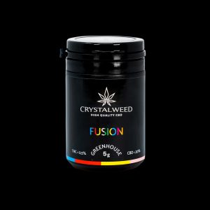 Barattolo Crystalweed “Fusion” Trinciato da 5 g per infiorescenza CBD su sfondo nero.