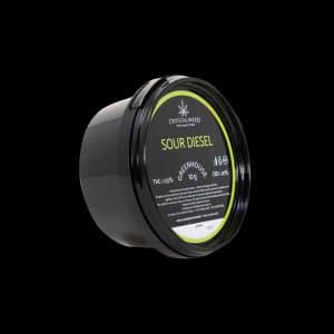 Barattolo Crystalweed “Sour Diesel” da 10 g per infiorescenza CBD su sfondo nero.