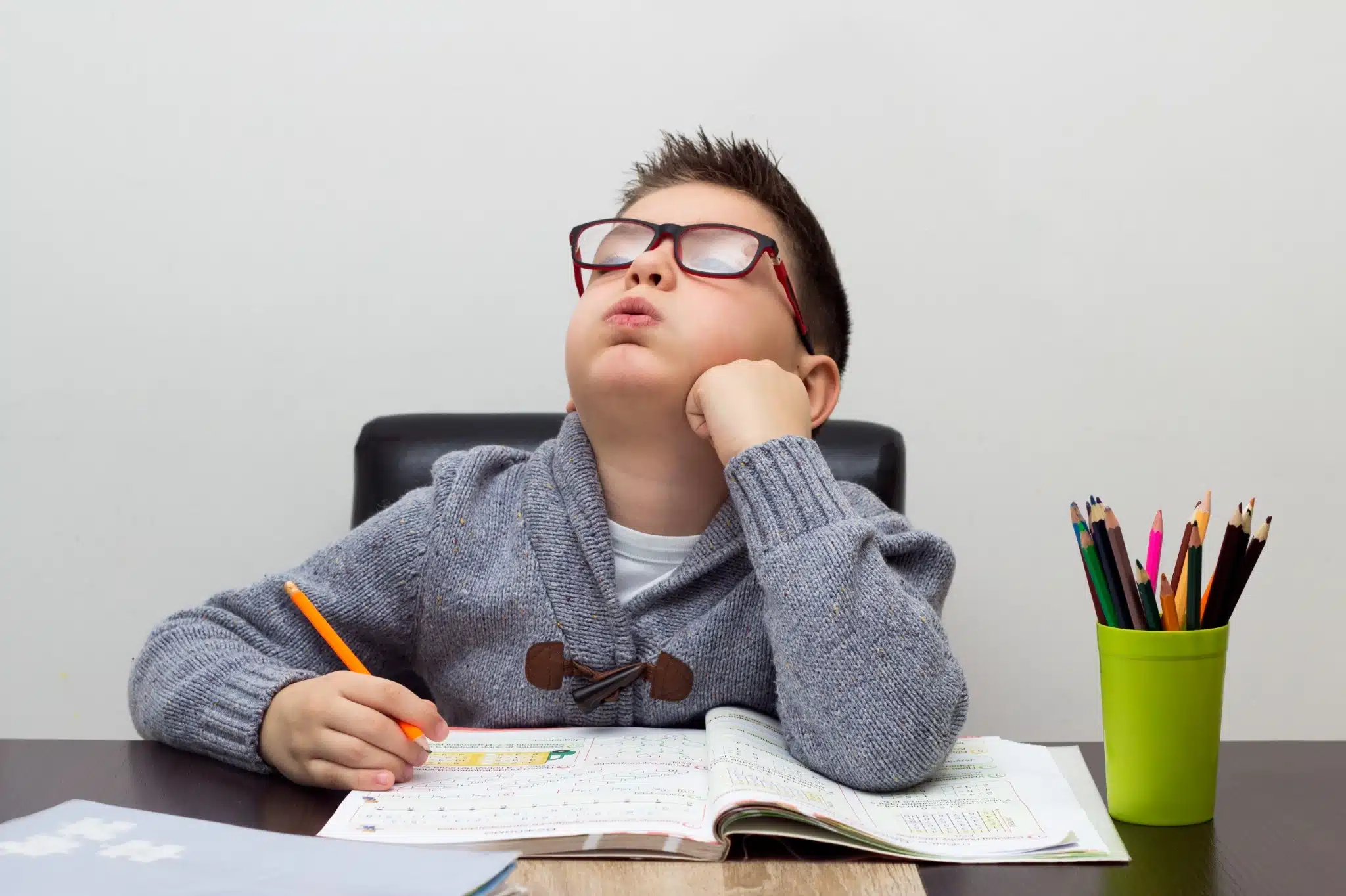 bambino con difficolt&agrave; e fatica a concentrarsi adhd