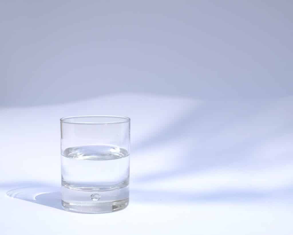 bicchiere d'acqua fa passare la fame