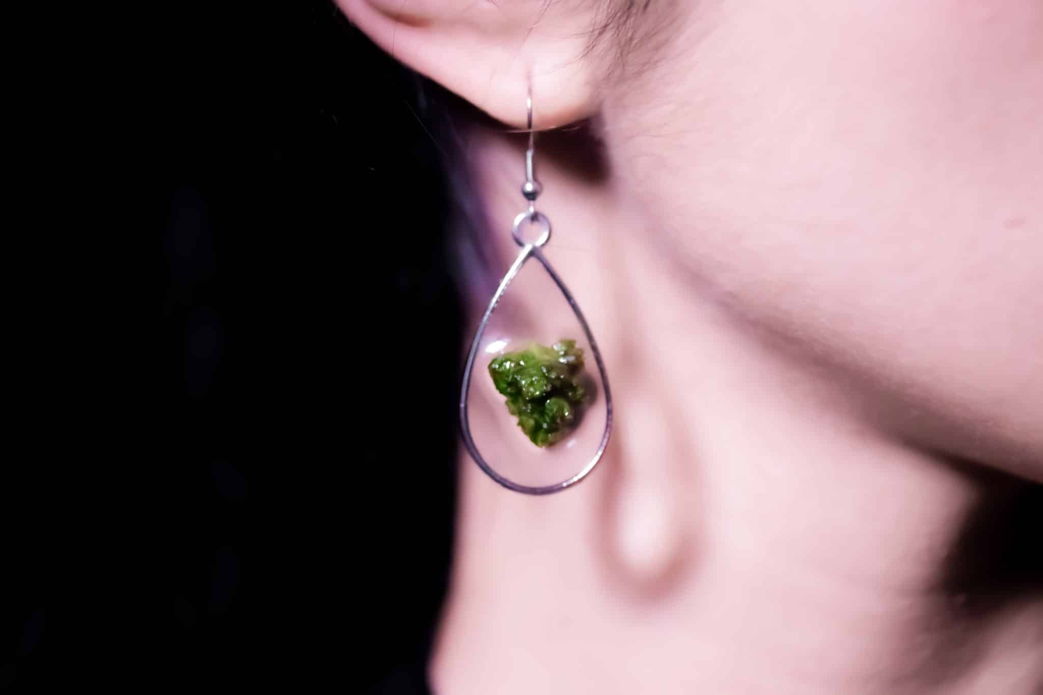 Orecchino acciaio Flora fiore pendente goccia