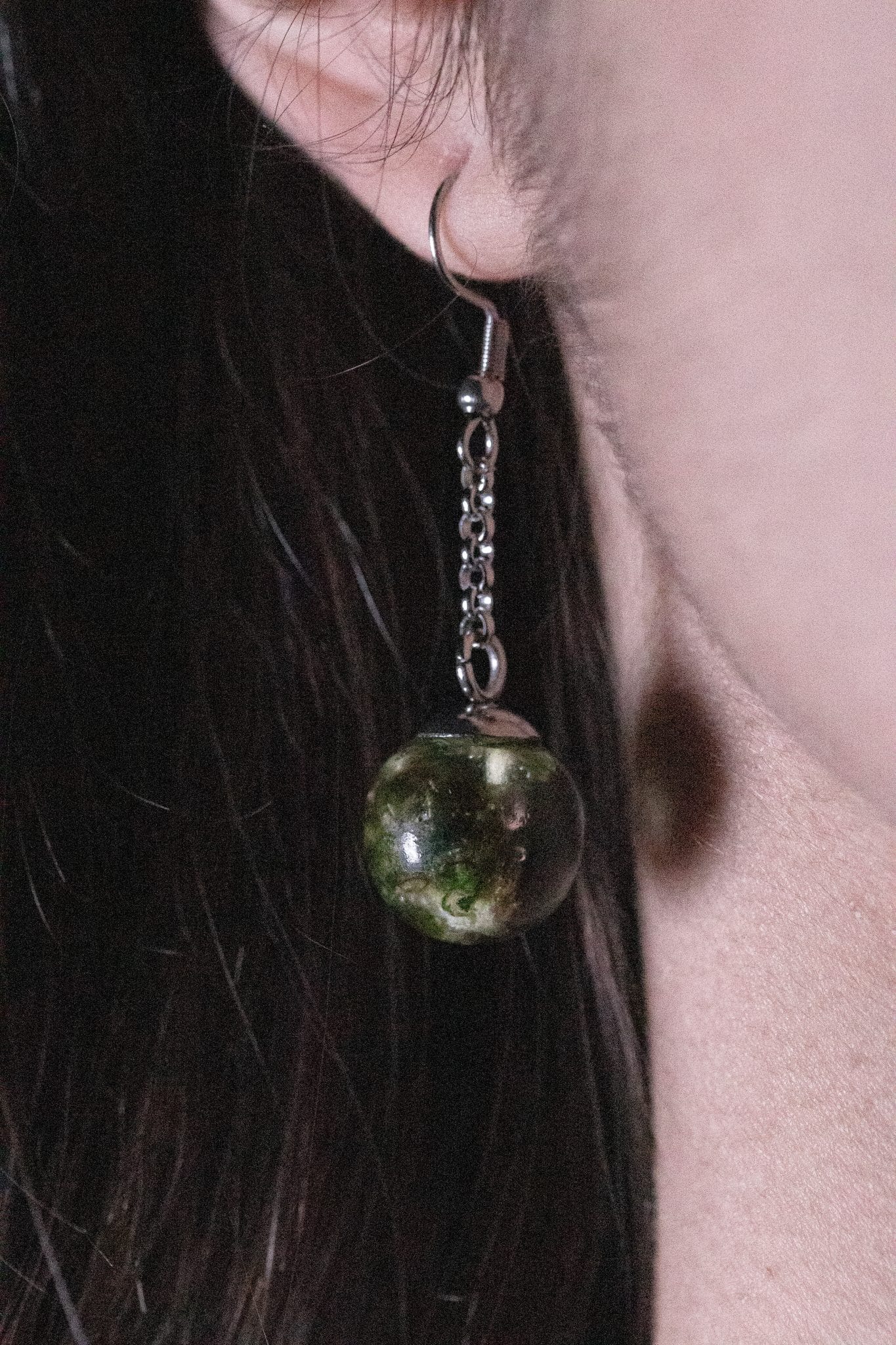 Orecchini Niobe sfera pendente su catena