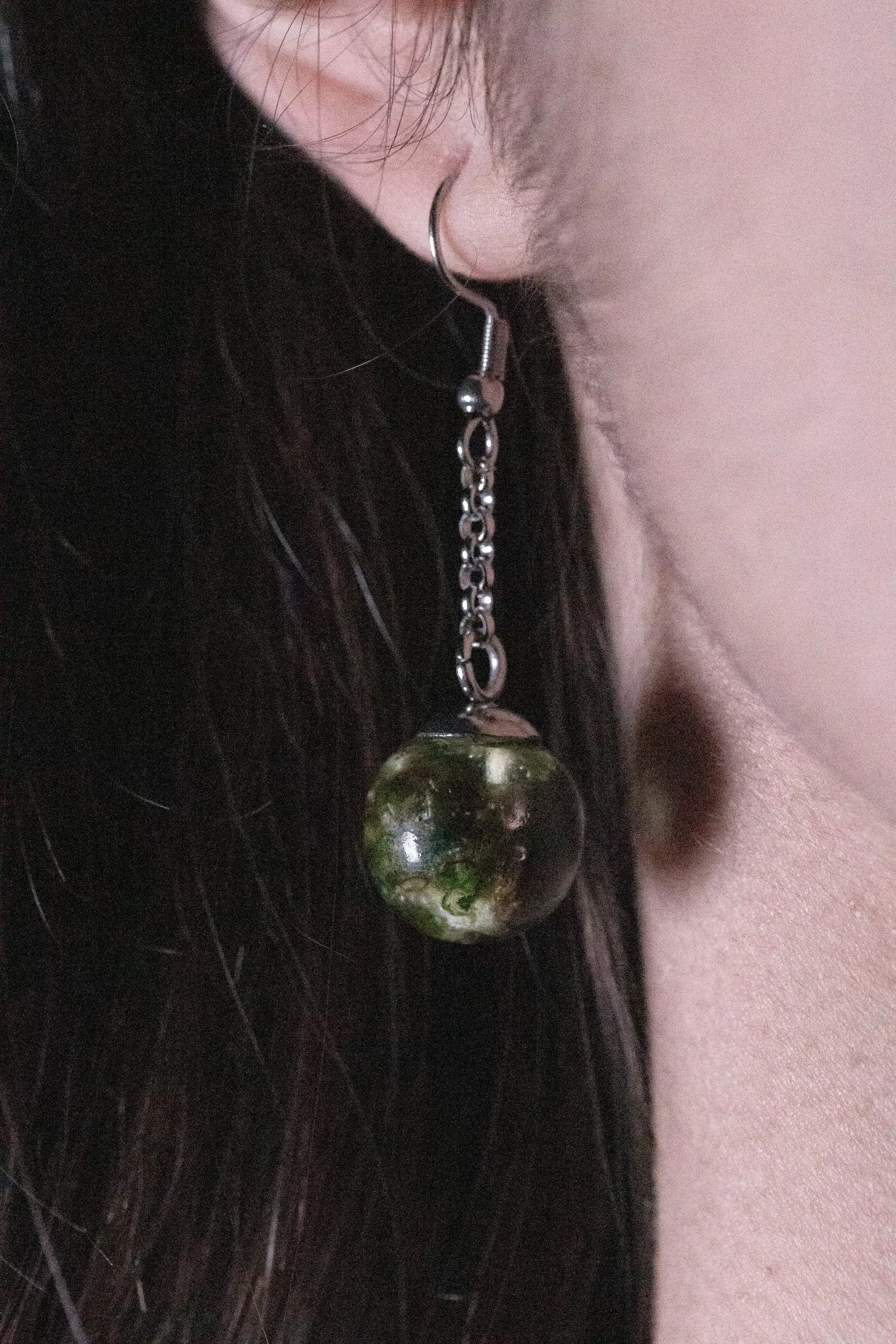 Orecchini Niobe sfera pendente su catena