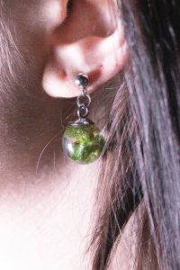 orecchini niobe spillo sfera pendente micro boccioli