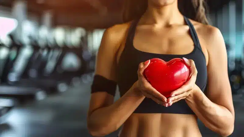 donna palestra cuore Donna in palestra con cuore tra le mani, lo protegge col CBD