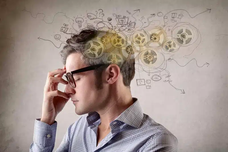 uomo con mal di insonnia Uomo con mente sovraccarica, stress mentale e difficoltà di concentrazione